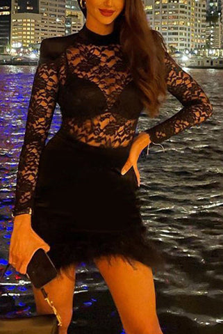 Vestido mini con ribete de plumas y retazos de terciopelo y encaje que vale la pena apreciar 