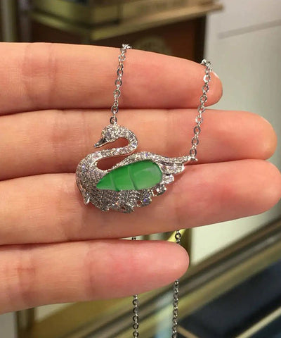 Collar moderno con colgante de cisne pequeño de jade verde en plata de ley 