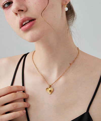 Elegante collar con colgante de mariposa de amor en acero inoxidable dorado 
