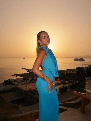 Rückenfreies, tief ausgeschnittenes, plissiertes Maxikleid 