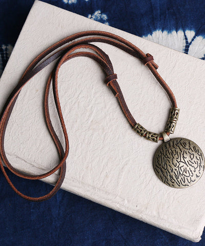Collar vintage con colgante de cuerda de cuero de aleación marrón 