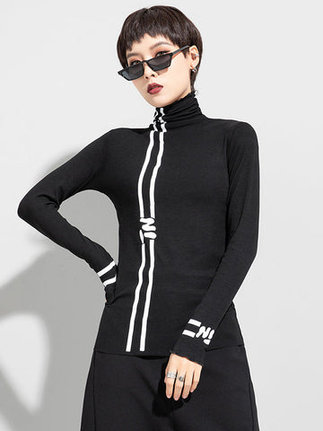 Camiseta negra estampada de cuello alto y manga larga 