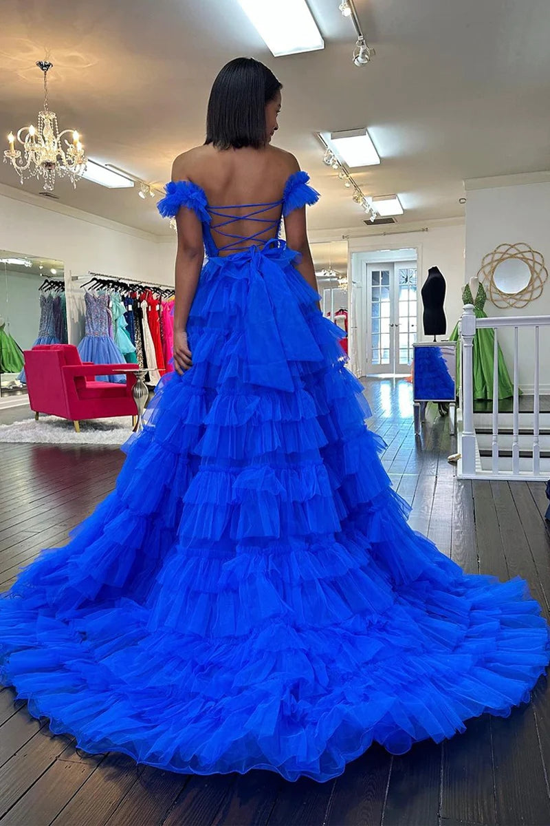 Schulterfreies, gestuftes, langes Tüll-Abendkleid mit Rüschen und Schlitz