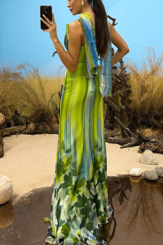 Vestido largo plisado con abertura y estampado floral de gasa de Dreamland 