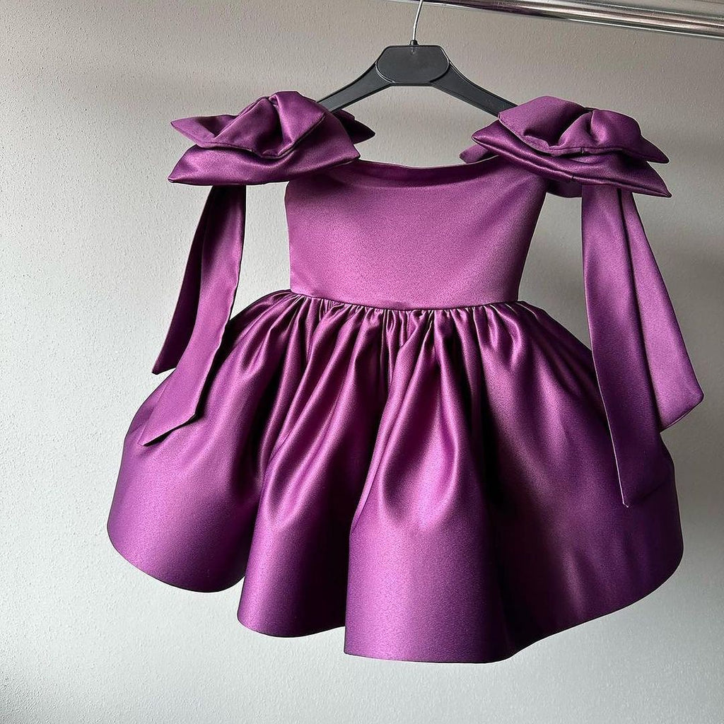 Precioso vestido de bautismo para niña con lazo y vestido de princesa para primera comunión. 
