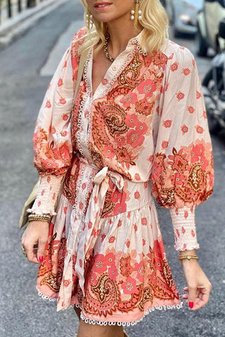 Vestido informal con estampado floral y escote en V 