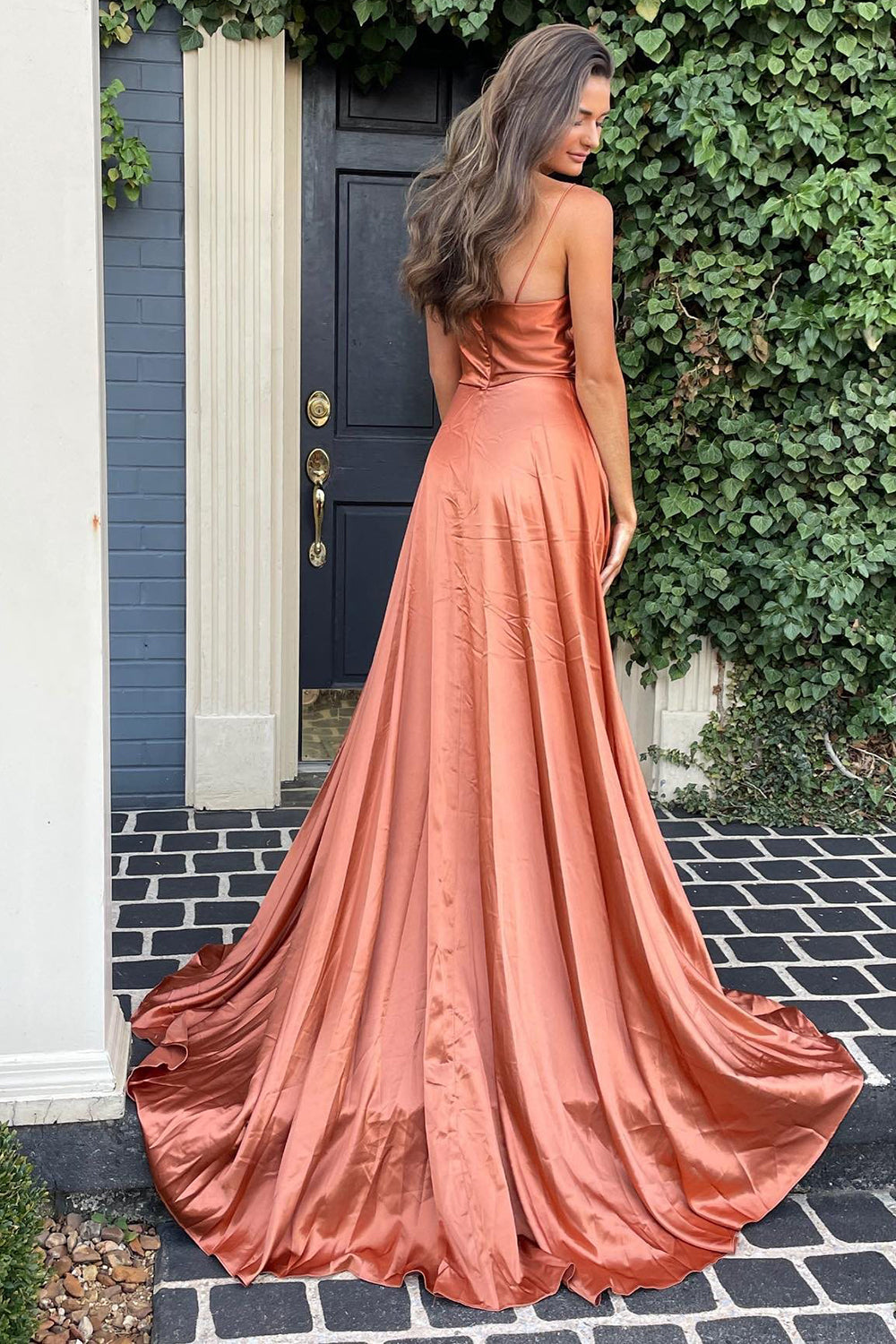 Langes, rosafarbenes A-Linien-Abendkleid mit Spaghettiträgern und Schlitz vorne