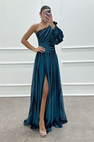 Vestido con diseño estampado de rosas y un solo hombro