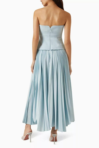 Vestido midi plisado con hombros descubiertos y escote corazón 
