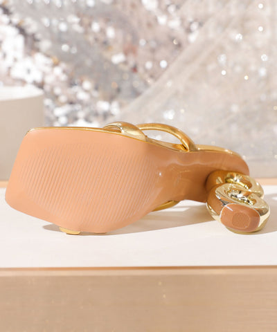 Modische Sandalen mit speziell geformtem Absatz in Gold 