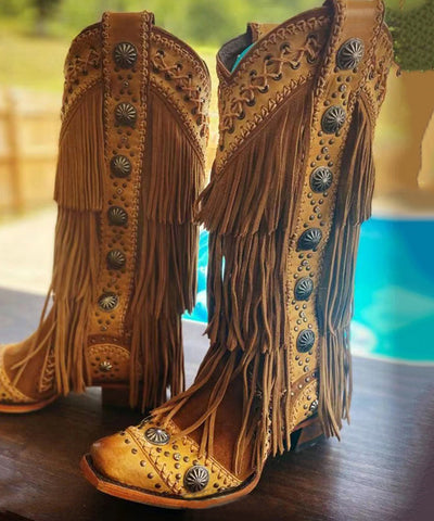 Braune Cowboystiefel mit Quastenstickerei und klobiger Sohle 