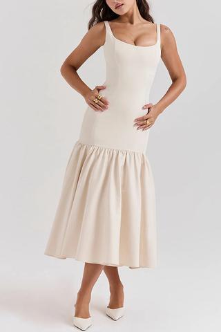 Vestido midi de cintura baja con tirantes anchos y escote cuadrado de silueta elegante 