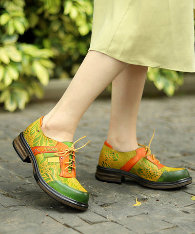 Einzelner Schuh im Retro-Farbblock-Stil mit Schnürung und Prägung im Ethno-Stil 