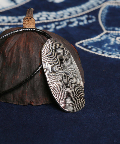 Collar con colgante de anillo anual de aleación tejida a mano, estilo retro negro 