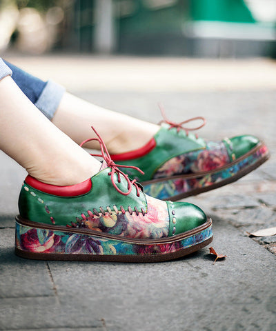 Grüne Boho-Plateauschuhe mit Schnürung und Prägung aus Schaffell 