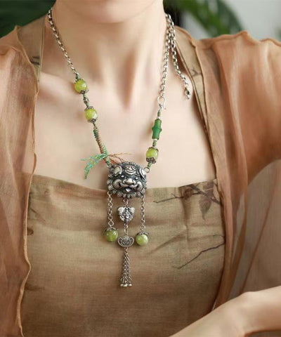 Collar vintage de plata de ley verde con borla de jade y lazo 