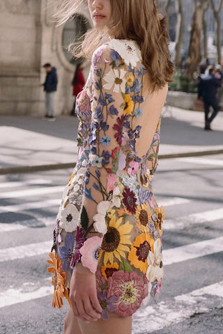 Elegantes, zauberhaftes, rückenfreies Minikleid mit langen Ärmeln und Blumenapplikation 