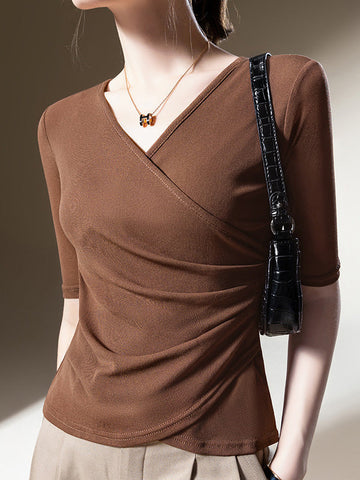 Camisetas asimétricas plisadas de color liso con cuello en V y manga corta de talla grande 