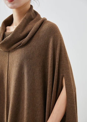 Lässiger brauner Rollkragenpullover mit asymmetrischem, extra großem Saum und Umhangärmeln 