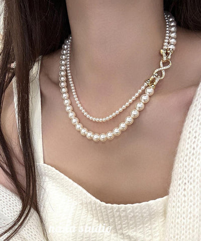 Elegante collar de perlas de doble capa de aleación de metal blanco 