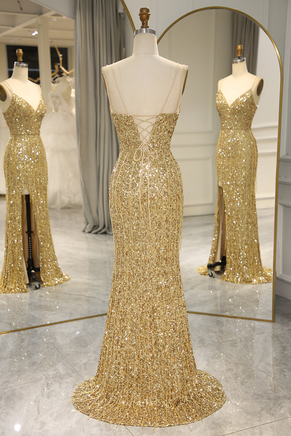 Glitzerndes Meerjungfrauen-Abendkleid mit Spaghettiträgern, goldenen Pailletten und Schlitz vorne