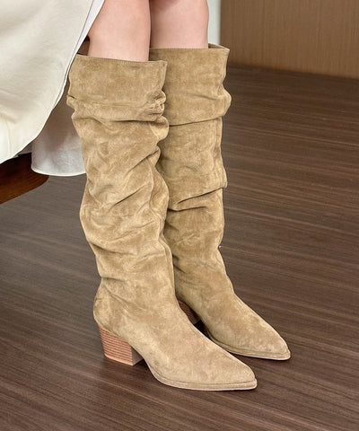 Khakifarbene, klobige Wildlederstiefel mit schickem Spleißdesign und spitzer Zehenpartie 