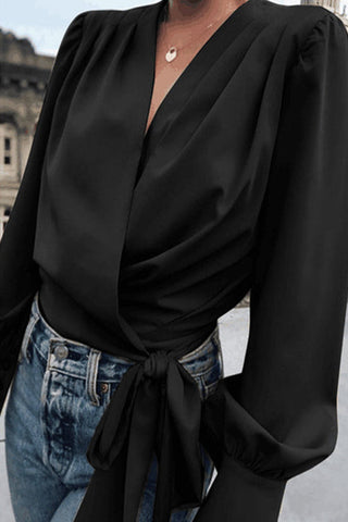 Elegantes, bedrucktes Frenulum-Oberteil in Volltonfarbe mit V-Ausschnitt 