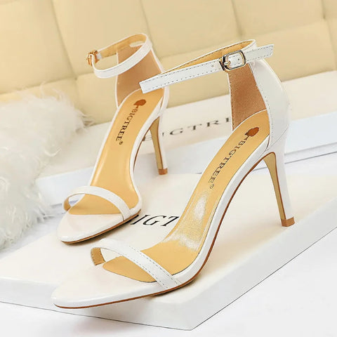 Sandalias de verano de estilo europeo con tacones súper altos y punta abierta de charol, tacones sexis para discoteca para mujer 