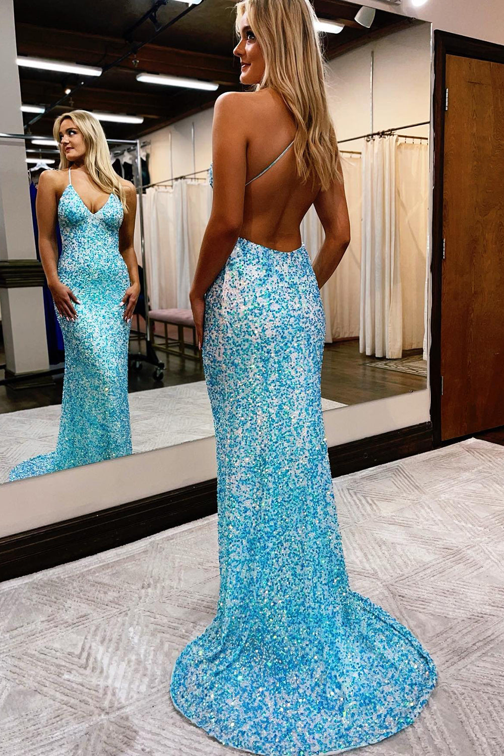 Vestido de fiesta largo de sirena con tirantes finos y lentejuelas azules, sin espalda