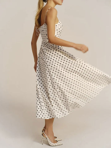 Vestido midi de verano blanco con tirantes y cuello plisado de lunares para playa 