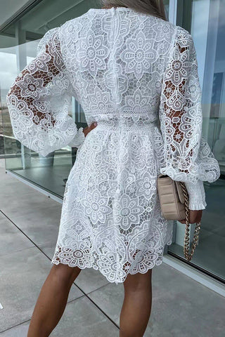 Vestido mini de lujo con mangas abullonadas, encaje de crochet floral y debut 