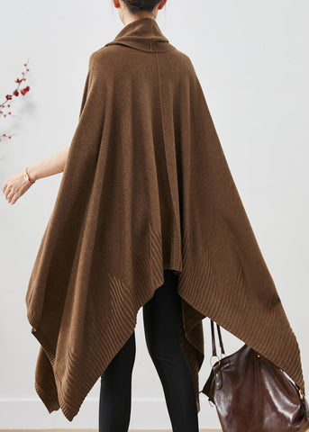 Lässiger brauner Rollkragenpullover mit asymmetrischem, extra großem Saum und Umhangärmeln 
