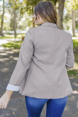 elegante blazer gris con cuello de solapa 