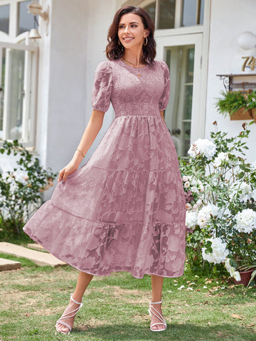 Vestido midi de verano color crudo y blanco con cuello joya y encaje para playa 