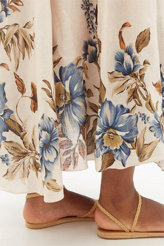 Vestido midi con cuello alto, mangas farol y cordones florales 