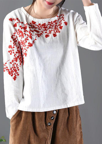 Camiseta de cuello redondo con bordado de flor de ciruelo de primavera 
