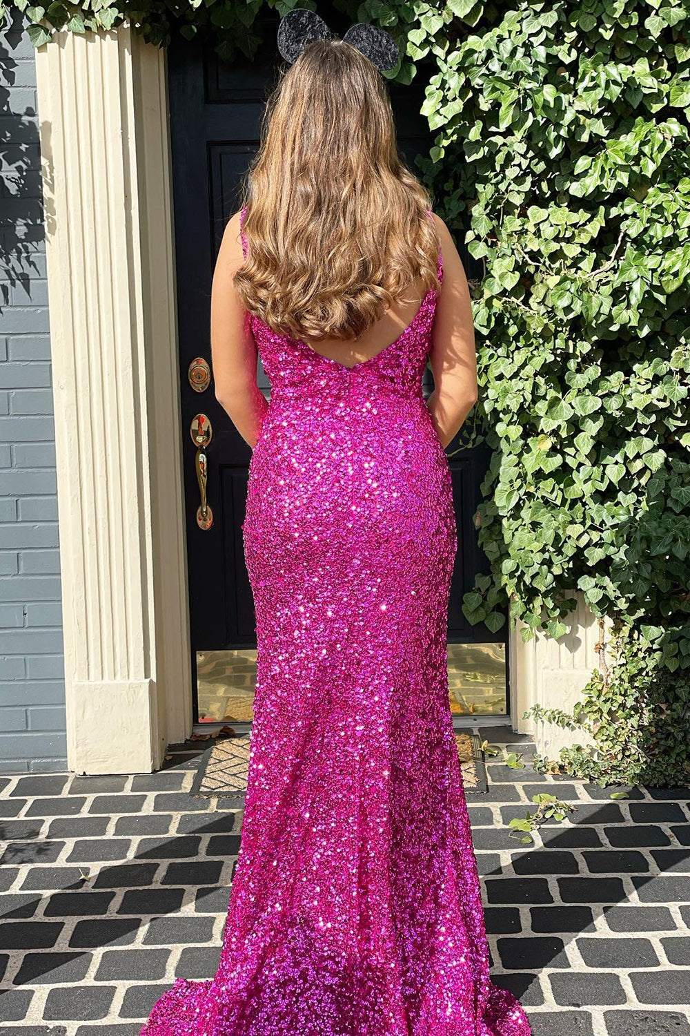 Vestido de fiesta largo con lentejuelas fucsia y escote en V de sirena