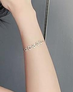 Schwebendes Blumenarmband 