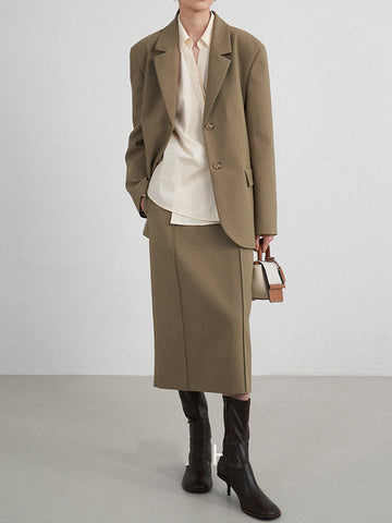 Conjunto de tres piezas de blusa y camisa de manga larga con solapa, botones sueltos, falda, pantalón y blazer con cuello con muescas. 