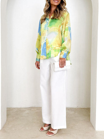 Blusas y camisas de manga larga sueltas con botones y solapa con estampado de colores en contraste. 