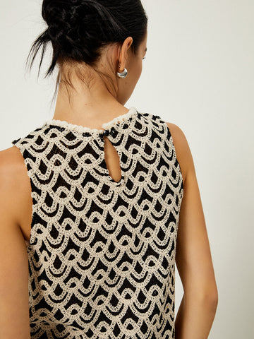Camiseta sin mangas con borlas y patrón de ondas de ganchillo 