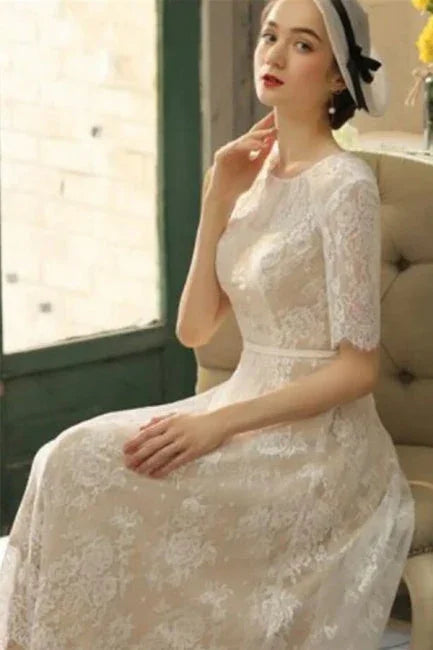 Hermosos vestidos de novia cortos de encaje con corte A y mangas 3/4