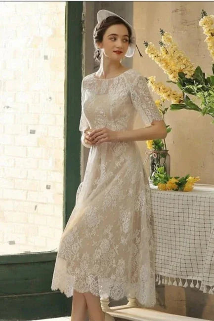 Hermosos vestidos de novia cortos de encaje con corte A y mangas 3/4