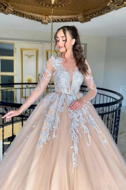 Hermoso vestido de novia largo de tul con encaje, escote en V, manga larga y apliques con volantes.