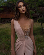Hermoso vestido de fiesta largo con cuentas y abertura sin mangas