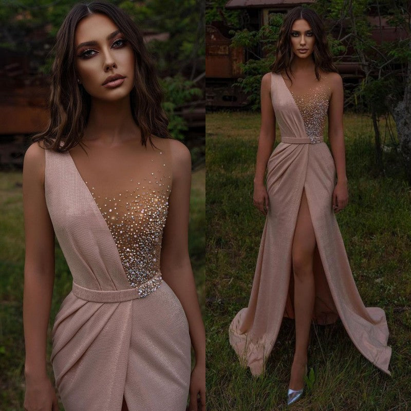 Hermoso vestido de fiesta largo con cuentas y abertura sin mangas