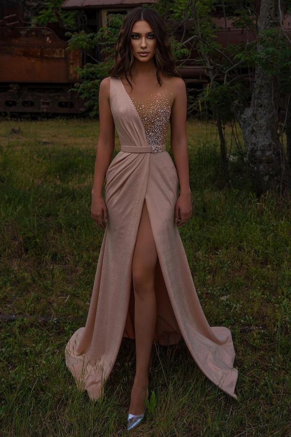 Hermoso vestido de fiesta largo con cuentas y abertura sin mangas