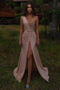 Hermoso vestido de fiesta largo con cuentas y abertura sin mangas