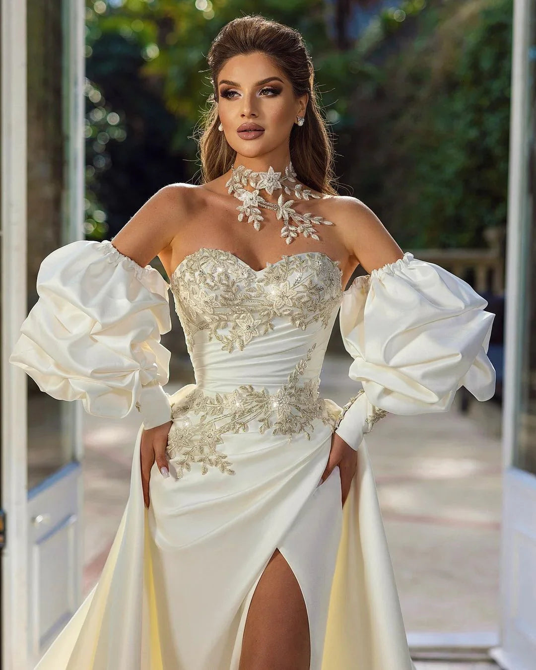 Wunderschöne, lange, ärmellose, trägerlose A-Linien-Hochzeitskleider aus Satin mit Applikationen