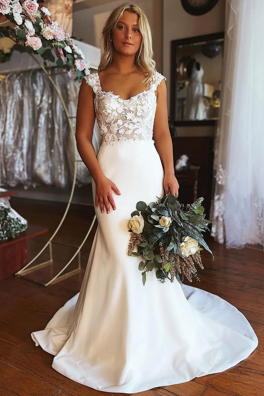 Wunderschönes langes, ärmelloses Brautkleid im Meerjungfrauenstil mit Spitze